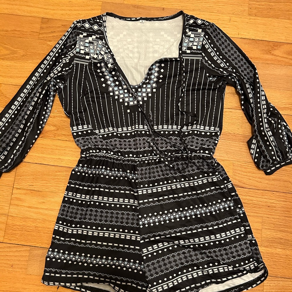 Pre-Owned Romper. 
Size Small